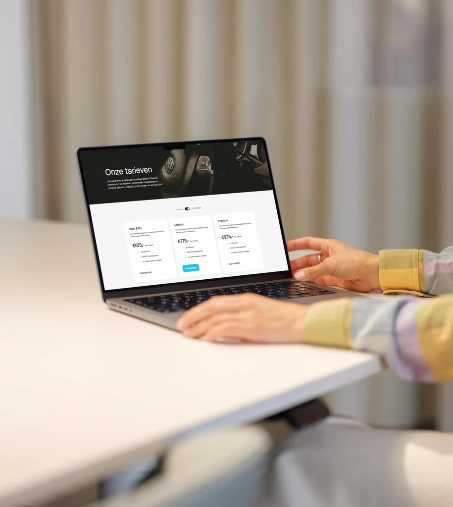 Tarievenpagina van een website op een laptop