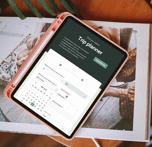 Digitale reisplanner weergegeven op een tablet